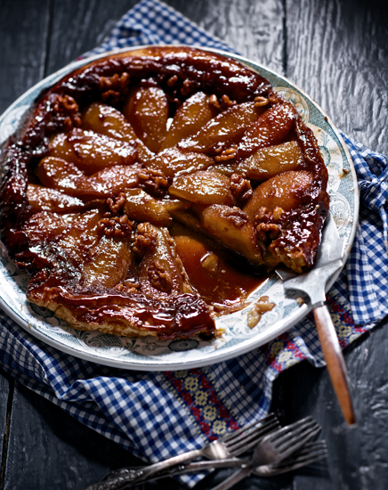 Tart tatin with pears, walnut and fresh ginger