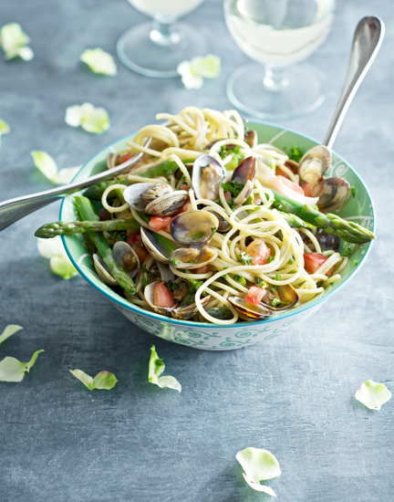 Spaghetti vongole with asparagus